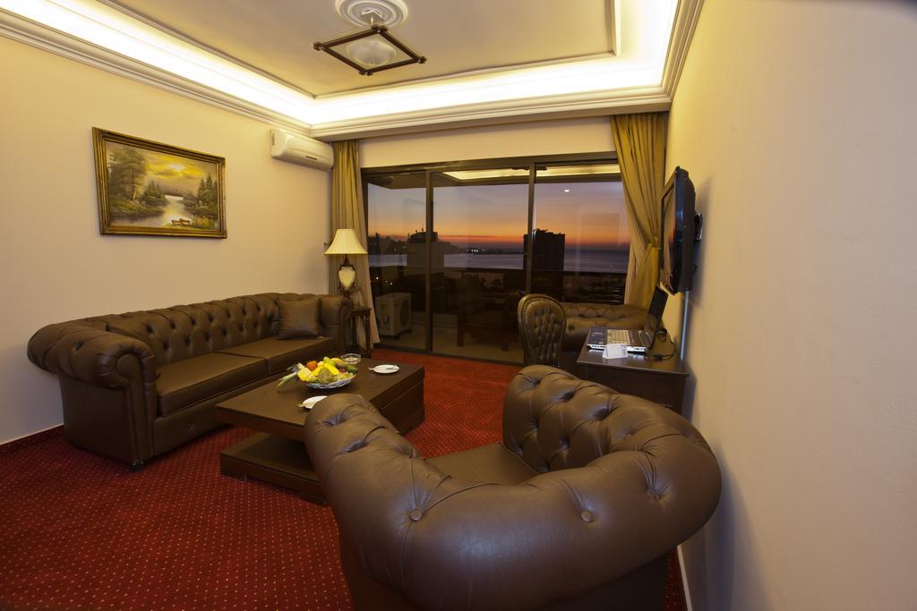 Queens Land Hotel Jounieh Exterior foto